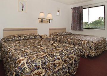 Days Inn & Suites By Wyndham Indianapolis Airport East Esterno foto